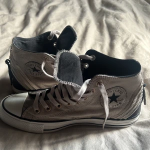 Converse skor  - Säljer dessa as balla skor som tyvärr inte kommit till mycket användning🩵