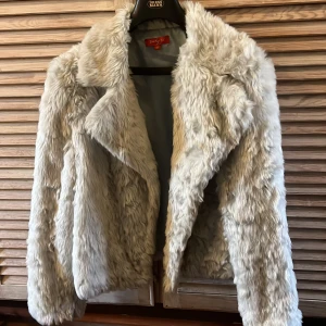 Pälsjacka  - Säljer denna otroligt fina pälsjacka från Frankrike då jag har för många!🩵