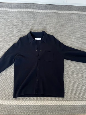 Overshirt samsøe samsøe - Mörkblå Overshirt från samsøe samsøe i storlek medium 