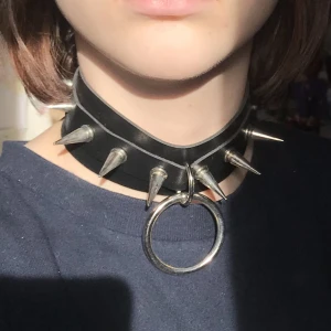 Alt Choker - Alternativ choker med spikar och ring, kan spännas väldigt tight och mycket löst
