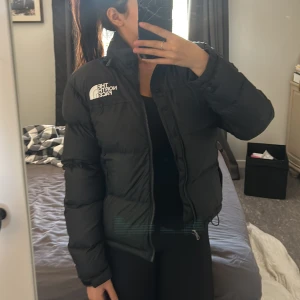 The North face jacka  - skön och varm vinterjacka, använd sparsamt under 1 vinter. Säljer då jag köpt en ny   Hel och ren Står ej för frakten 🩷