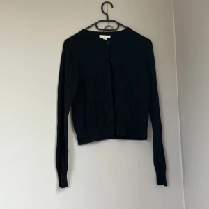 Svart kofta - En svart kofta från hm. Sparsamt använd💓