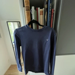 Blå gant tröja  - Den är väldigt skön, passar till allt och den är också väldigt snygg. Storlekn på denna model är väldigt liten så den passar inte alla som är storlek 158-164. Ny pris 700 mitt pris 300. Priset kan diskuteras men går inte under 250