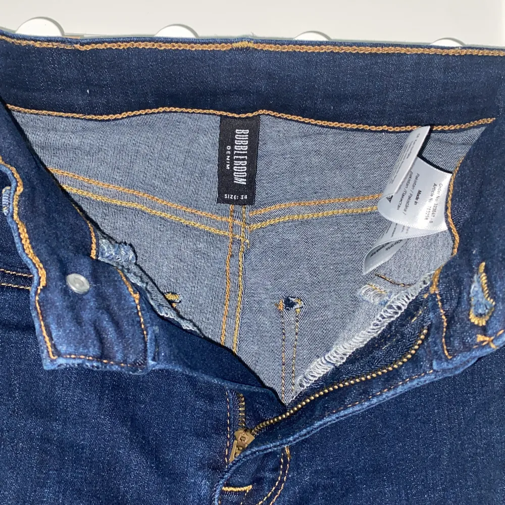 Säljer mina jeans från buubblerrom då dom är för små, använda 1 gång stretchiga mörk blåa jeans inga tecken på användning. . Jeans & Byxor.