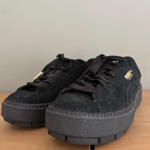 Puma suede - Svarta puma skor. Ej använda mycket, syns tydligt på sulan. Platå💃🏼