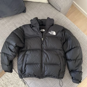 The North face 1996 Retro Nuptse Jacket Black - Säljer en North Face 1996 Retro Nuptse Jacket Black, herr, strlk S i absolut nyskick