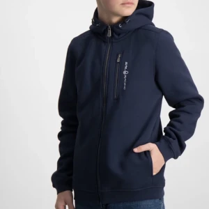 Sail Racing Kofta - Mörk blå Sail Racing kofta💙 Säljer pga att den ör för liten för mig, bra skick inga defekter🫶🏽 