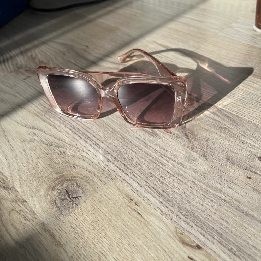 Solglasögon från Vero mosa, köpta i somras och använda fåtal gånger. Rosa/gammalrosa färg kan man säga. Accessoarer.