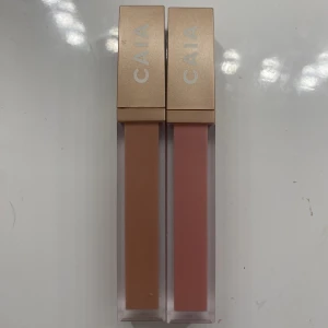 Liquid lipstick💋 - Två liquid lipsticks från caia, färgen ”lucky charm” och giggles” endast testade! Säljer då jag har flera. Köpa en för 65kr eller båda för 100!💕