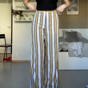 Byxor - Byxor från ginatricot, jättefina men kommer tyvärr inte till användning längre. 🤓🌷