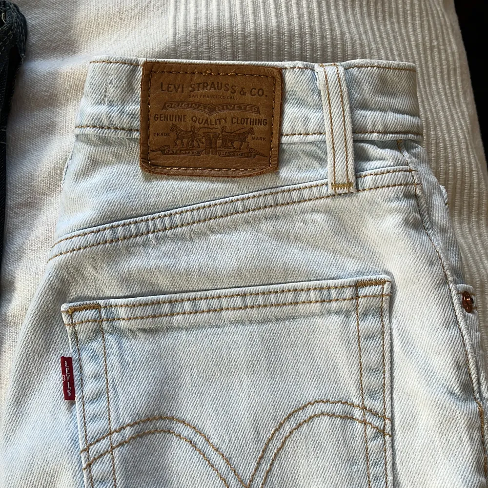 Säljer dessa ljusa jeans från Levis, kommer ej till användning.💕. Jeans & Byxor.