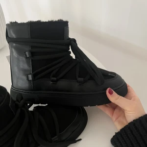 Skor - Säljer dessa inuikii inspirerade skorna från HM i storlek 38, slutsålda på hemsidan, köpte flera storlekar därför säljer jag. Skorna är helt oanvända 