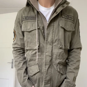 G-star Field jacka - Jätte fin Field jacka ifrån g-star, inga skavanker eller liknande, skick 10/10! Färger grön, nypris 1999 mitt pris 549! Modellen på bilden är 178, väger 68, Sitter ganska stort på han!