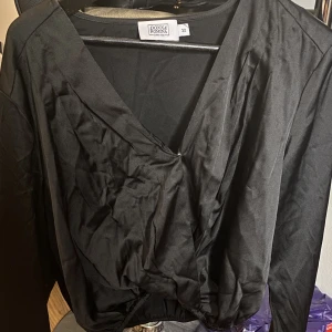 Blus - Satinblus från NA-KD Storlek 32 passar mig som är 34 