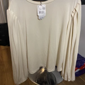 Blus  - Beige blus från mango  Storlek s Aldrig använd 