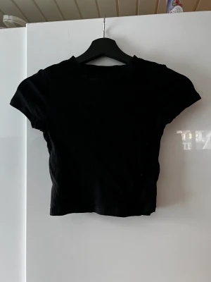 Ribbad topp - Crop topp från Hm Storlek Xs  Tvättas innan den skickas