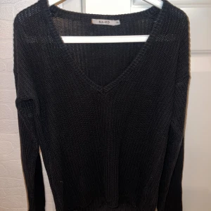 Stickad tröja  - Stickad tröja i färgen svart. Storlek XS/34, köpt från Nelly! 