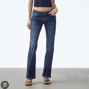 Söker dessa Zara low waist boutcut jeans i mörkblå i storlek 32. Skriv om ni säljer