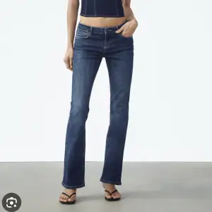 Söker dessa Zara low waist boutcut jeans i mörkblå i storlek 32. Skriv om ni säljer
