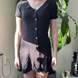 Svart sommarklänning med knappar - 🖤