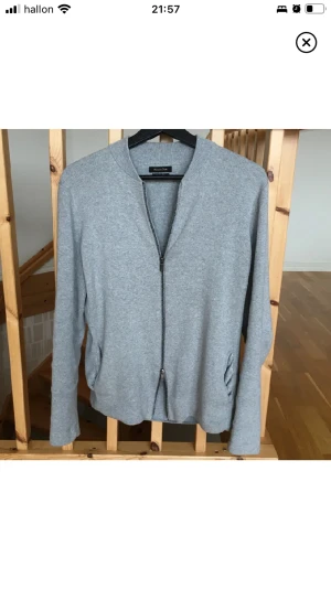 Massimo Dutti kofta - Tja! Säljer nu min gråa zip tröja  från Massimo dutti. Skick:9/10. Storlek: M. Nypris: 800kr. Kontakta mig för fler bilder eller info!