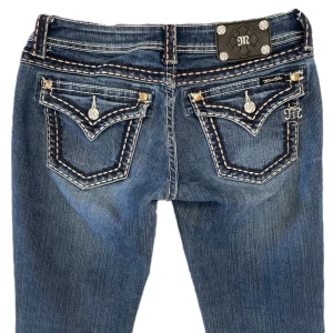 Miss me - Miss me jeans som är skinny/straightleg och lågmidjade i fint skick och inga fläckar🧡 Midjemåttet tvärs över är 40cm och innerbenslängden är 73cm. Jag är 168! Tryck gärna på köp nu! ❤️