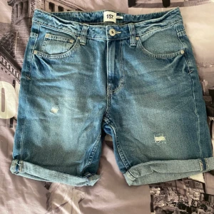 Jeansshorts - SMALL - Blåa jeansshorts | storlek small | knappt använda (en sommar) | pris: 50