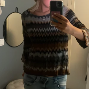 Missoni tröja  - Jättefin trekvarts tröja i missoni mönster!😻 Dålig användning därav säljs den. Är i L men är väldigt liten i stl och sitter som s 