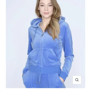Juicy couture - Säljer denna jätte fina juicy kofta i färgen regatta💞 säljer pga behöver pengar. Nypris 1300 🤍köparen står för frakt! Skriv för mer bilder och frågor.