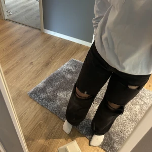 Jag säljer svarta håliga jeans då de inte används längre & tar massa plats 💗 - Håliga svarta jeans som är väl använda, de är i ganska bra skick. De är ifrån shein.