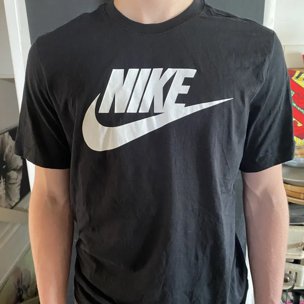 Säljer mina Nike tröja som är helt ny. Inga tydliga defekter eller liknande. Hör av er vi frågor!. T-shirts.