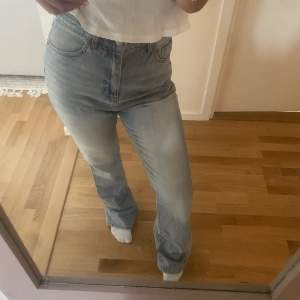 Ett par utsvängda jeans från H&M som är långa i benen på mig som är ca. 165cm lång🤍