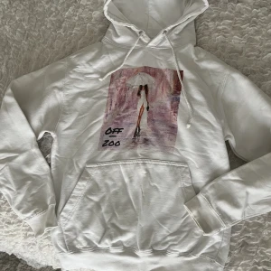 Hoodie m tryck - Asfin hoodie med tryck i fint skick!🫶💞fri frakt 🫶