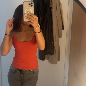 Röd/orange topp  - Väldigt skön och i bra skick, använt 1-2 gånger Max  