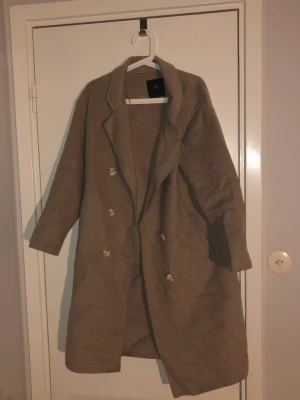 Kappa  - Fin kappa från zara som är i fint skick förutom en knapp som e borta men det märks knappt och går fortfarande och stänga 