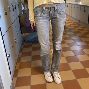 Pepe jeans  - Säljer mina nästan helt oanvända pepe jeans, köpta för 999