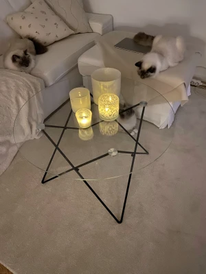 Soffbord  - Nytt soffbord från Mio, inga repor eller slitage! Köpt i år! Nypris: 1295kr Sälj för 600kr Säljs pga att den är för stor i nya lägenheten!  (Skulle kunna hämtas i Södertälje)