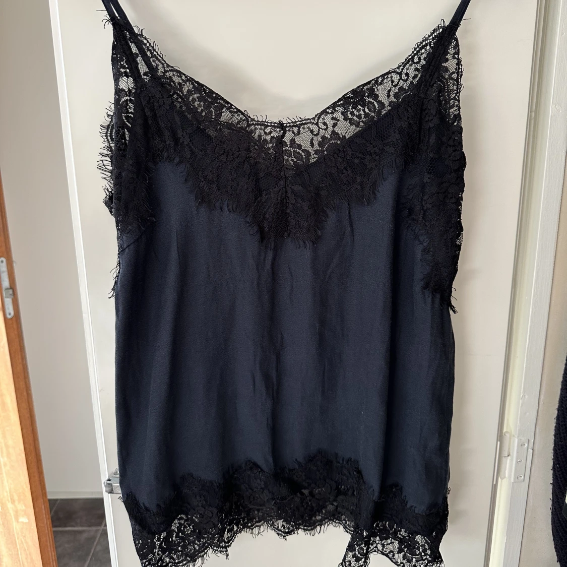 Marinblått spetslinne 