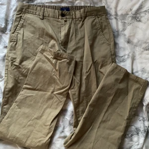 Chinos från gant - Chinos i beiget från gant, aldrig använda