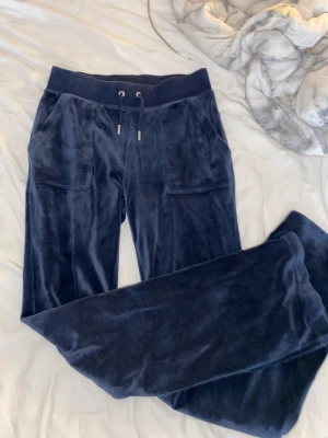 Juicy byxor och tröja - Anv ett antal gånger men dem är fortfarande i väldigt bra skick, pris kan diskuteras 