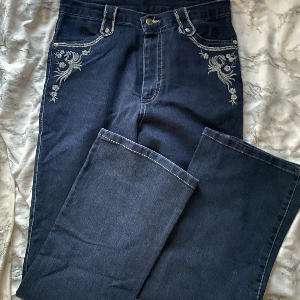 Jeans med glittriga detaljer. Jeans & Byxor.
