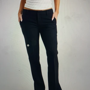 Lågmidjade kostymbyxor - Nyköpta kostymbyxor som är lågmidjade ifrån bikbok i storlek 36. Häftig slits vid sidan av benet längst ner.