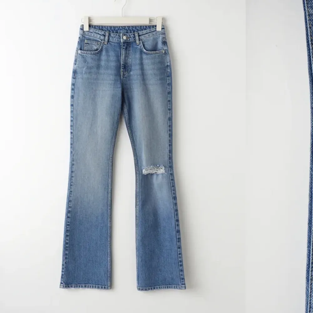 Säljer mina skittt dina Gina jeans, som e slutsålda, e 164 och nuddar nässssstaaann marken! Köptes för 400kr. Jeans & Byxor.