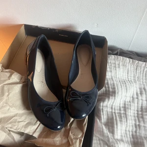 Ballerina  - Mörkblå ballerina sko med gummiförgad sula. Skit snygga och trendiga men tyvärr lite stora på mig som har 39-40. Skulle säga att de passar en 41 
