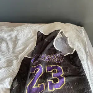 Säljer mitt Lakers linne använt 1 gång säljer pga fel storlek.