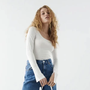 Vit tröja  - Jättemjuk och skön tröja från ginatricot, aldrig använd bara provad. 