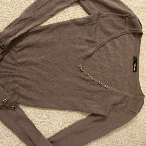Långärmad tröja  - Brun långärmad tröja! Den är i väldigt stretchigt material och har jättefin passform, även många fina detaljer på💞