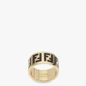 Säljer min älskade Fendi ring då den tyvärr blivit för liten. Köptes på Fendis hemsida för 2865kr. Väl använd med små repor, men inget som man märker av. Tillhörande box följer med, skriv för mer bilder. 