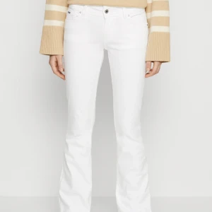 Pepe jeans  - Säljer mina lågmidjade flare Pepe jeans, köpta för 1295 från Zalando. Väldigt låga💗 bra skick inga synliga defekter. Perfekt nu till hösten❤️pris går att diskutera