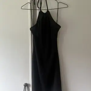 Super fin svart halterneck klänning från Hm, helt oanvänd. Köparen står för frakten. Storlek xs men den är stretchiga så kan passa upp till M.